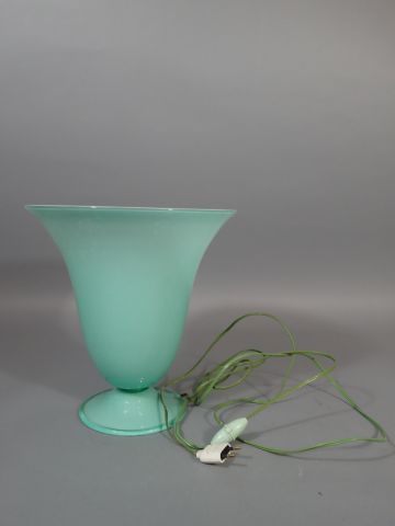 null Lampe en forme de vase à col évasé en verre opalin vert menthe. Epoque Art Déco....