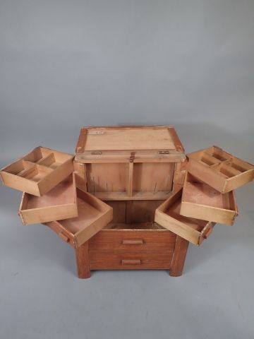null Petit meuble en bois peint à l'imitation du bois ouvrant à à six tiroirs pivotants,...