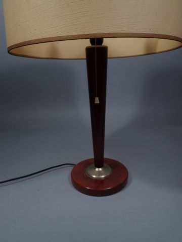 null LUM. Lampe de bureau, dite de Paquebot, le fût et la base circulaire en bois...