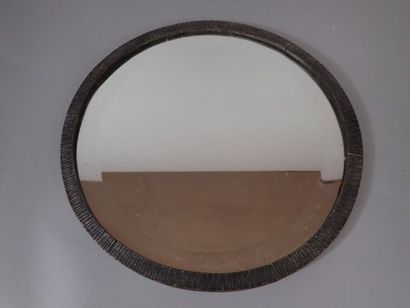 null Jean BOUDIN. Miroir circulaire biseauté à encadrement en bois patiné à l'imitation...