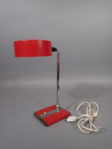 null Lampe de bureau en métal laqué rouge, chromé et bois. Interrupteur au pied....