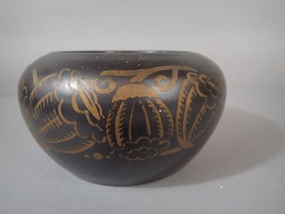 null Vase en céramique émaillée brune à décor doré de pavots stylisés. Signé EN au...