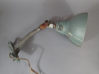 null Importante lampe industrielle d'applique à une rotule, en acier et globe en...