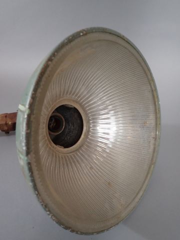 null Importante lampe industrielle d'applique à une rotule, en acier et globe en...