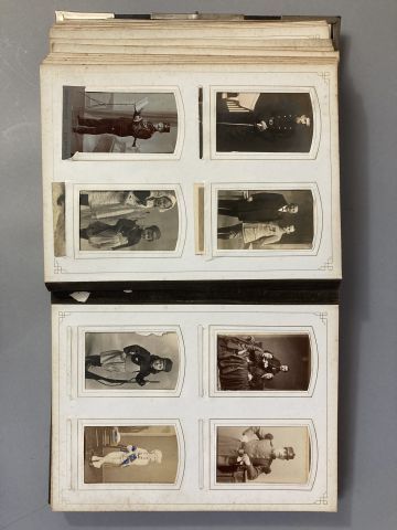 null Album photos contenant 75 photographies, principalement de soldats français...