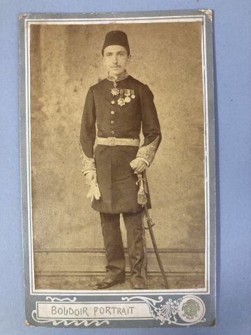 null Photographie d'un officier turc en uniforme. Tirage argentique monté sur carton...