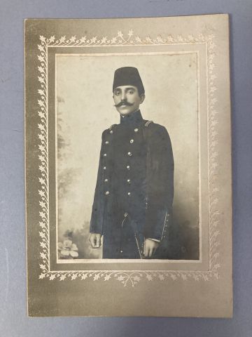 null Photographie d'un officier turc en uniforme. Tirage argentique monté sur carton...