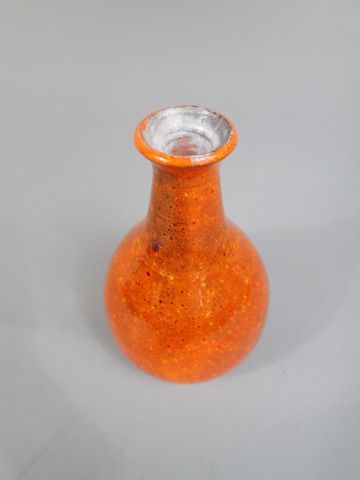 null SC CANNES. Vase en céramique de forme balustre émaillée orange moucheté. Signé...