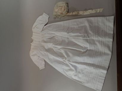 null Robe de baptême en coton blanc et bonnet en soie, à décor de broderies, de dentelles...