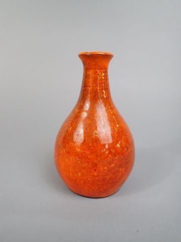 null SC CANNES. Vase en céramique de forme balustre émaillée orange moucheté. Signé...
