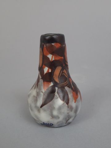 null Louis-Auguste DAGE (1885-1963). Petit vase en céramique à décor de roses stylisées...
