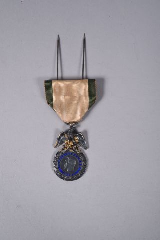 null FRANCE. Médaille militaire du 2e type. Belle patine et bon ruban. Époque II...