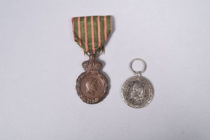 null FRANCE. Lot de deux décorations :  Médaille de Saint Hélène -  Médaille de la...
