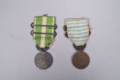 null FRANCE. Lot de deux médailles coloniales : -   Levant en bronze avec barrette...