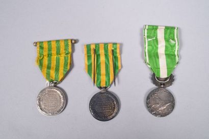null FRANCE. Lot de 3 décorations:  Médaille coloniale « Maroc » -   Médaille Coloniale...