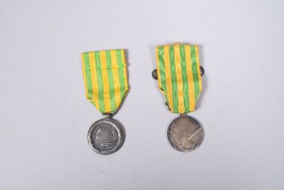 null FRANCE. Lot de deux médailles de la campagne de Chine : -  1900 – 1901 -   1883...