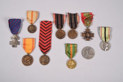 null FRANCE. Ensemble de 9 décorations dont: 2x médailles de la Résistance française,...