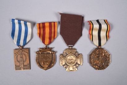 null FRANCE. Lot de quatre décoration de guerre de 1940 : -   Commémorative Croix...