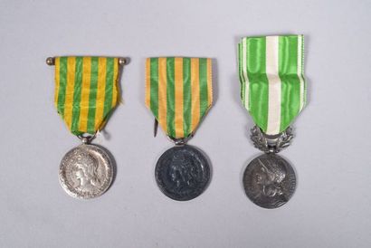 null FRANCE. Lot de 3 décorations:  Médaille coloniale « Maroc » -   Médaille Coloniale...