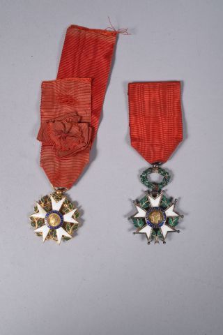 null FRANCE. Deux décorations : - Croix de Chevalier de la Légion d’Honneur. Modèle...