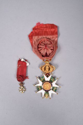 null FRANCE . - Croix d’Officier de la Légion d’Honneur en Or. Bon ruban à bouffette....