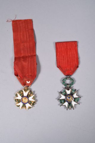 null FRANCE. Deux décorations : - Croix de Chevalier de la Légion d’Honneur. Modèle...