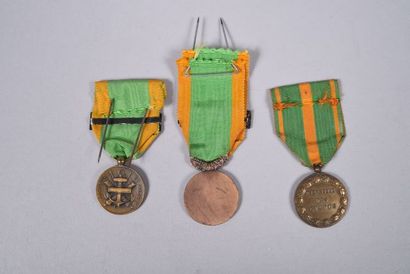 null FRANCE. Lot de trois décorations : -  Médailles des évadés - Médailles engagé...
