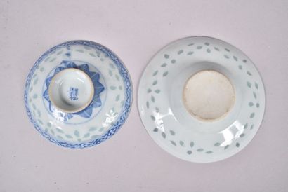 null Ensemble en porcelaine blanc bleu à motifs de grains de riz comprenant deux...