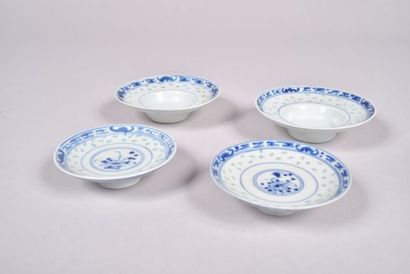 null Ensemble en porcelaine blanc bleu à motifs de grains de riz comprenant deux...