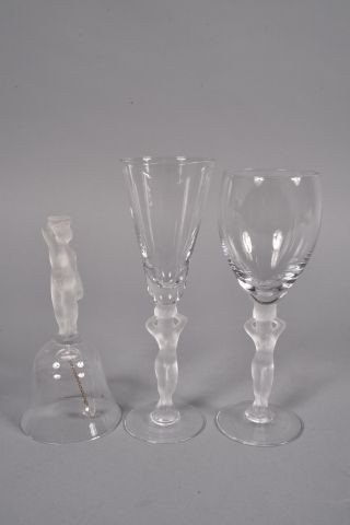null BAYEL. Service de verres en cristal à pied dépoli en forme de caryatides comprenant...