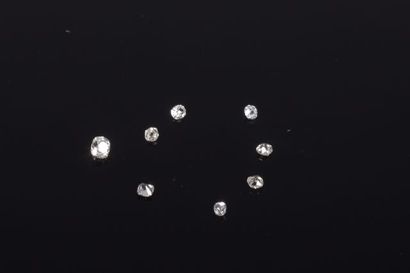 null Lot de 8 diamants sur papier de taille ancienne pesant au total environ 0.78...