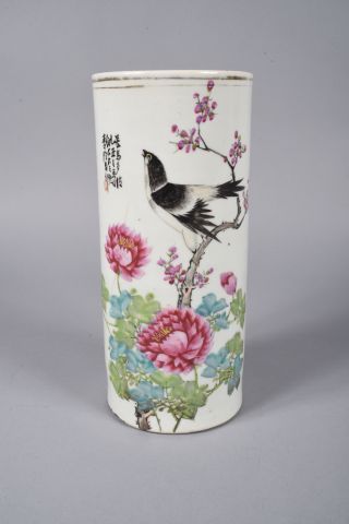 null Vase cylindrique en porcelaine et émaux de la famille rose, représentant une...