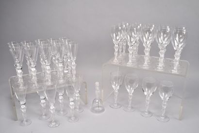 null BAYEL. Service de verres en cristal à pied dépoli en forme de caryatides comprenant...