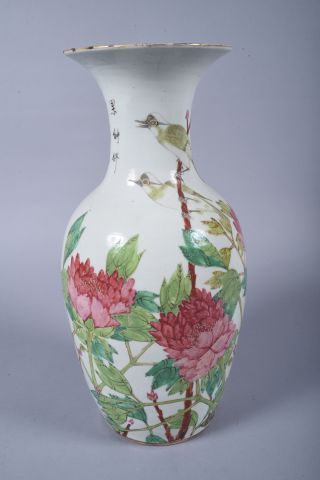 null Vase balustre en porcelaine polychrome à décor de pivoines et d'oiseaux branchés...