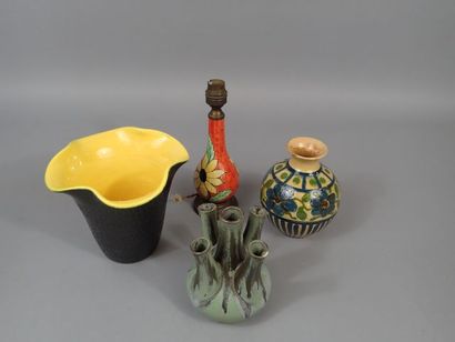 null Ensemble de céramique comprenant: VALLAURIS un vase à col ourlé en céramique....