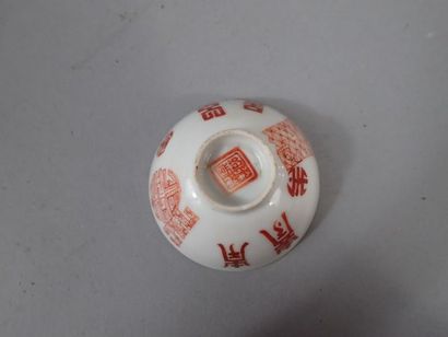 null Assiette en porcelaine Imari polychrome à décor de feuillages, Japon, fin du...