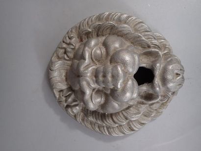 null Ornement de fontaine en forme de mufle de lion en fonte argenté (H: 26,5cm)...
