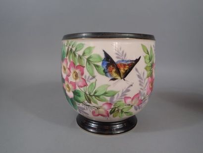 null Lot comprenant: un cache-pot en porcelaine à décor de fleurs et d'un papillon...