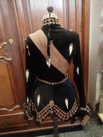 null Costume de théâtre: corsage de dame de style Renaissance en velours noir moucheté...