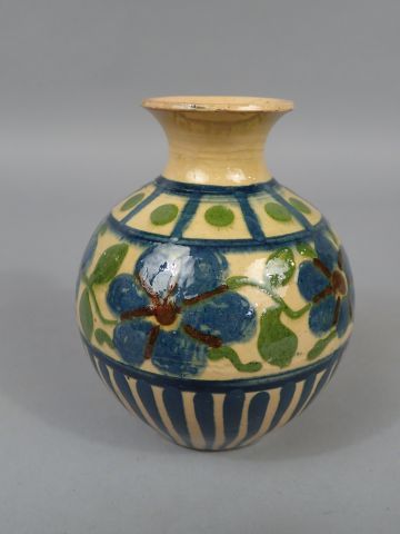 null Ensemble de céramique comprenant: VALLAURIS un vase à col ourlé en céramique....