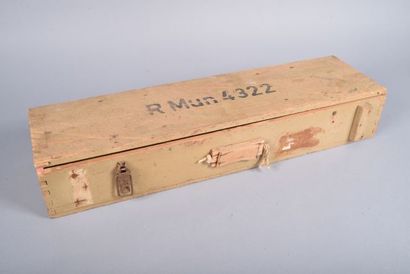 null All- Caisse pour 2 roquettes de Panzerschreck en bois peint sable avec l’inscription....