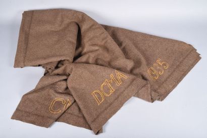 null Fr- Couverture en laine brune brodée en fil jaune CM DCMA 1935. Bon état.