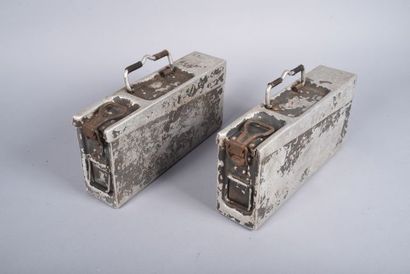null All- Deux caisses pour munitions de MG en aluminium peint. Une datée 1939. Quelques...