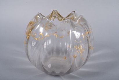 null Vase boule côtelé en cristal à décor de lambrequin à rehauts dorés. Vers 1900...
