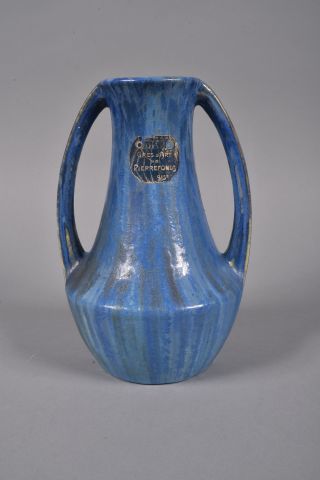 null PIERREFONDS. Vase en grés à glaçure irisée ocre et bleue à deux anses de style...