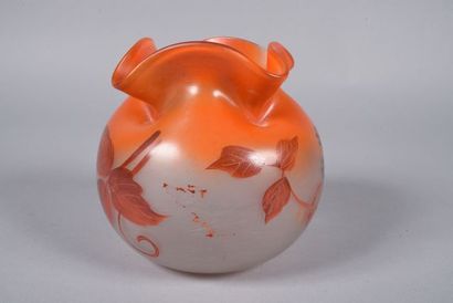 null François-Théodore LEGRAS (1839-1916). Vase en verre en partie teinté orangé...