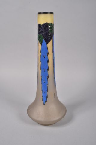 null VERRERIE DE LEUNE (1861-1930). Vase en verre à long col fuselé et panse trapézoïdale...