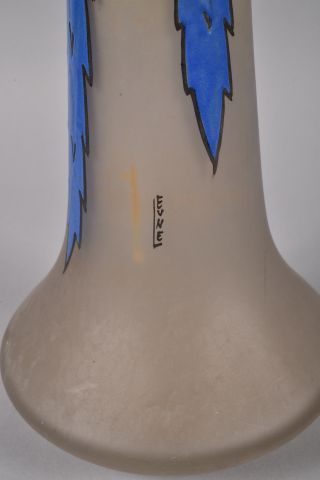 null VERRERIE DE LEUNE (1861-1930). Vase en verre à long col fuselé et panse trapézoïdale...