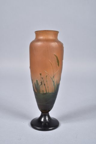 null Etablissements GALLE. Vase de forme balustre en verre multicouche à décor d'iris....