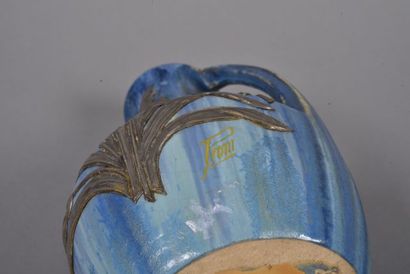 null PIERREFONDS. Vase en grés à glaçure irisée ocre et bleue à deux anses de style...